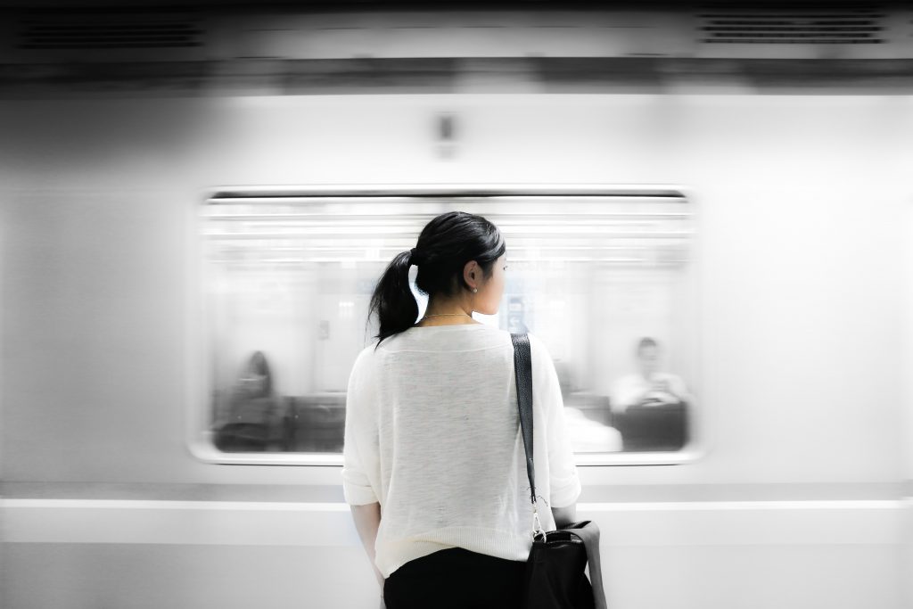 Frau wartet auf Ubahn